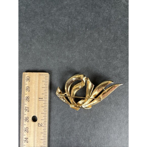 Vintage Gold Tone Flower Brooch Pin With Faux Pearl - Etsy Vintage‎ lot Of 5  Gold Toned Pin Brooch Various Shape Women\'s Jewelry 2”-2.5”